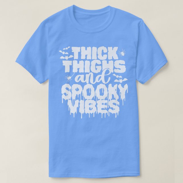 Camiseta Thick Thighs and Spooky Vibes Funny Cute Halloween (Frente do Design)