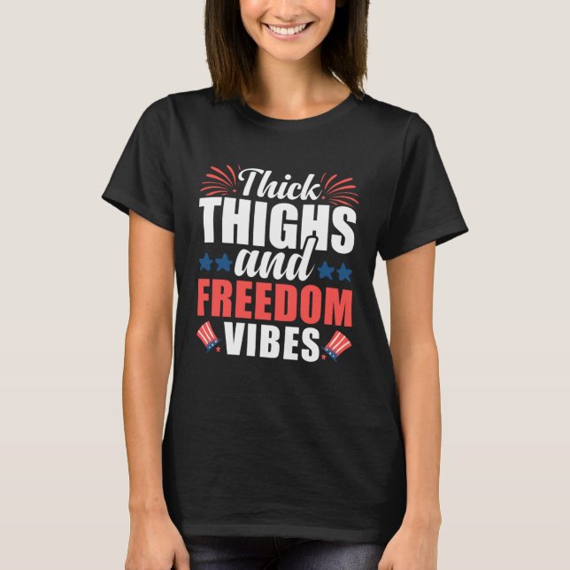 Camiseta Thick Thighs Freedom Vibes American Flag  4th Of J (Frente)