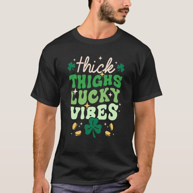 Camiseta Thick Thighs Lucky Vibes Shamrock Happy St Patrick (Frente)