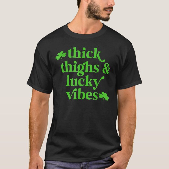 Camiseta Thick Thighs Lucky Vibes St Patrick's Day (Frente)