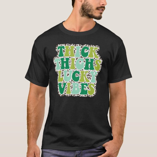 Camiseta Thick Thighs Lucky Vibes St Patrick's Day leopard  (Frente)