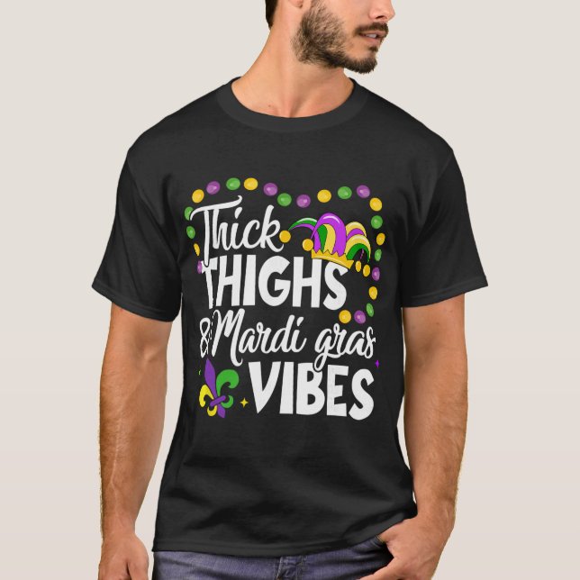 Camiseta Thick Thighs Mardi Gras Vibes Fleur De Lis Mardi G (Frente)