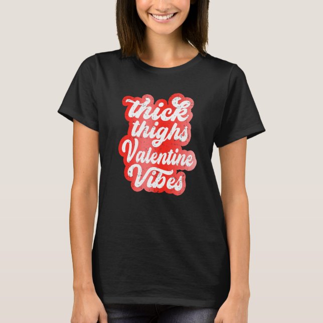 Camiseta Thick Thighs Valentine Vibes Valentine Day Love Gr (Frente)