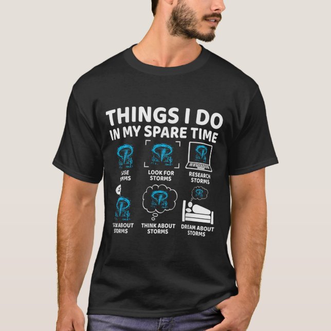 Camiseta Things I Do In My Spare Time Funny Tornado Chaser  (Frente)