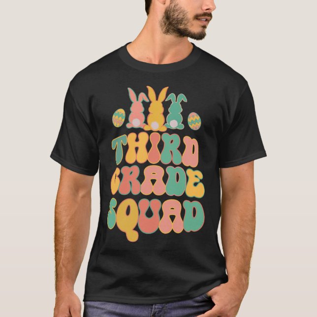 Camiseta Third Grad Squad Teacher  Retro Groovy Easter Bunn (Frente)