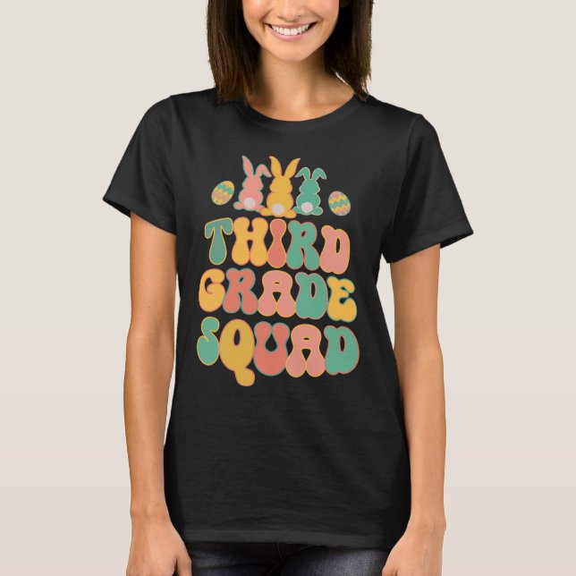 Camiseta Third Grad Squad Teacher  Retro Groovy Easter Bunn (Frente)