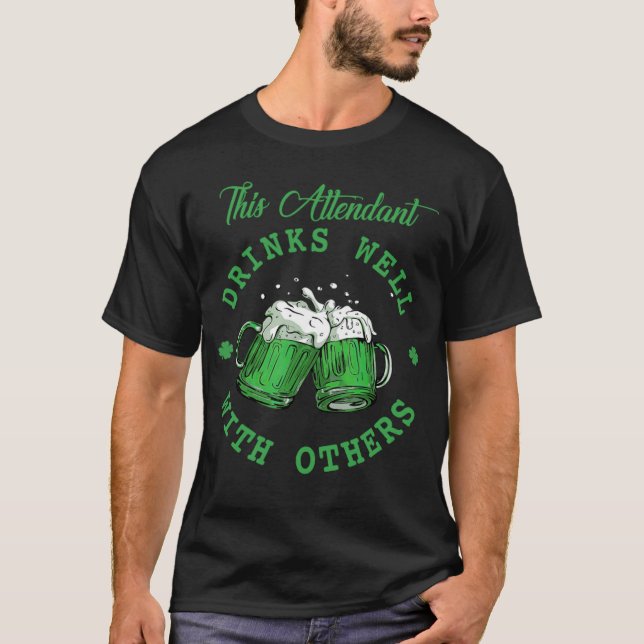 Camiseta This Attendant Drinks Well With Others St Patrick' (Frente)