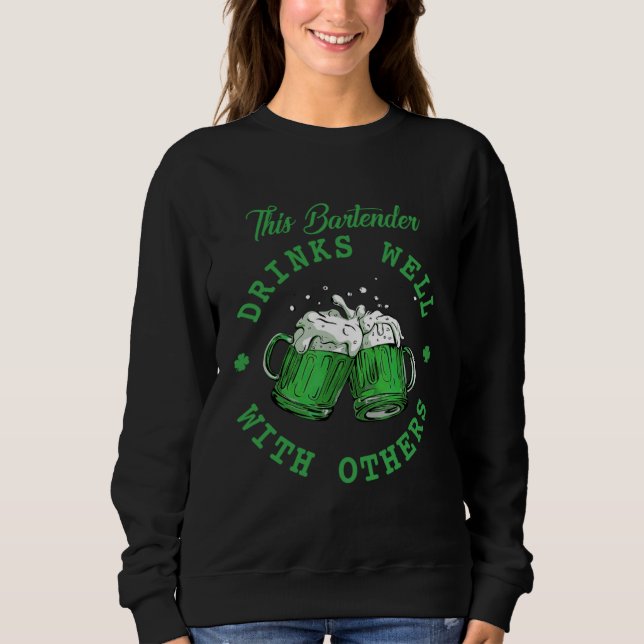 Camiseta This Bartender Drinks Well With Others St Patrick' (Frente)
