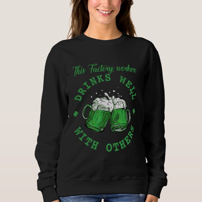 Camiseta This Factory worker Drinks Well With Others St Pat (Frente)