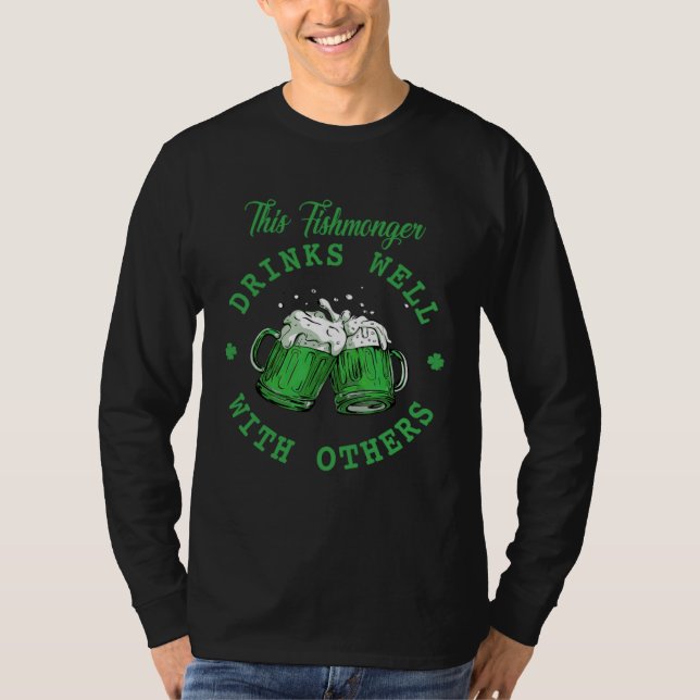 Camiseta This Fishmonger Drinks Well With Others St Patrick (Frente)