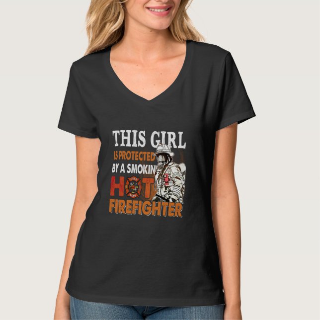 Camiseta This Girl Is Protected By A Smokin' Hot Firefighte (Frente)