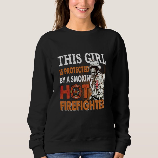 Camiseta This Girl Is Protected By A Smokin' Hot Firefighte (Frente)