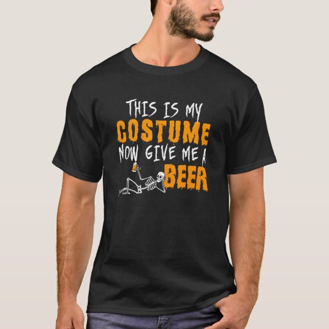 Camiseta This Is My Costume Now Give Me A Beer Halloween (Frente)