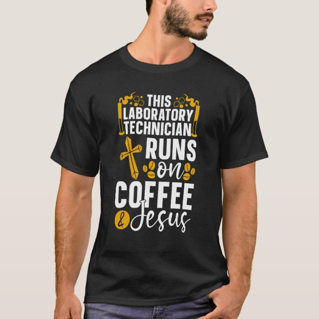 Camiseta This Laboratory Technician Runs On Coffee Chemist  (Frente)