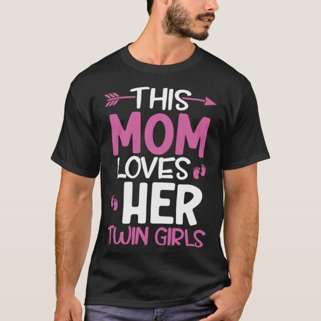 Camiseta This Mom Loves Her Twin Girls Mothers Day Twin Mam (Frente)