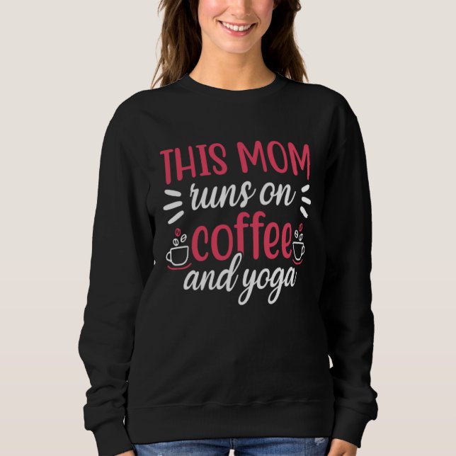 Camiseta This Mom Runs On Coffee And Yoga Yogi Gym Workout  (Frente)