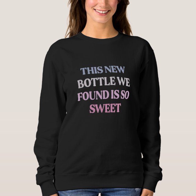 Camiseta This New Bottle We Found Is So Sweet Sarcastic Quo (Frente)