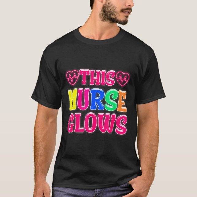Camiseta This Nurse Glows Nursing Glow Retro  (Frente)