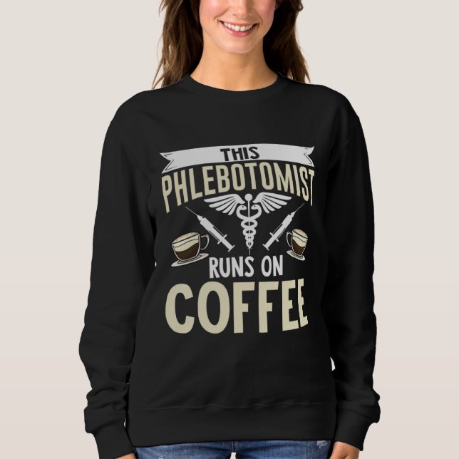 Camiseta This Phlebotomist Runs On Coffee Phlebotomy Tech T (Frente)