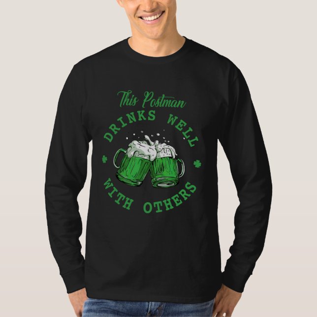 Camiseta This Postman Drinks Well With Others St Patrick's  (Frente)