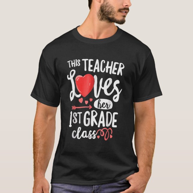 Camiseta This Teacher Loves 1st Grade Class Valentines Day  (Frente)