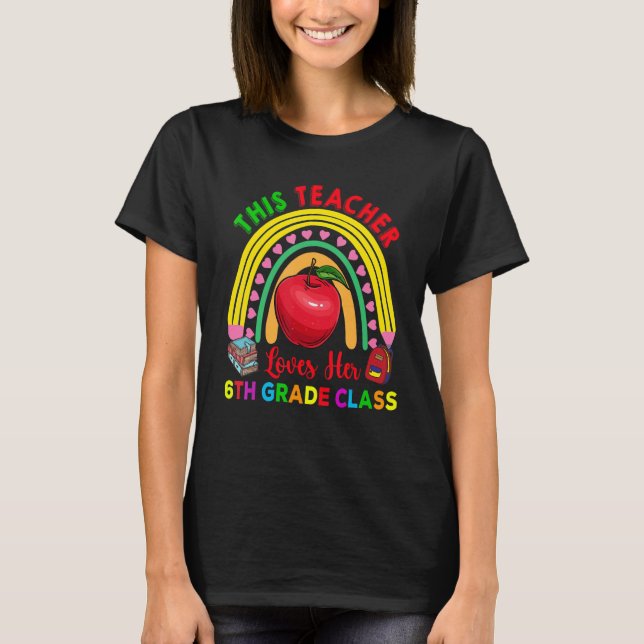 Camiseta This Teacher Loves 6th Grade Class Pencil Rainbow  (Frente)