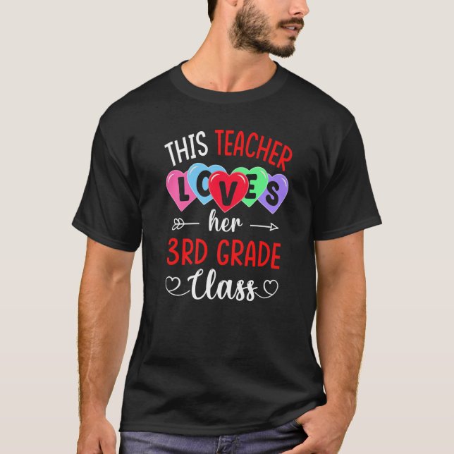 Camiseta THIS TEACHER LOVES HER 3RD GRADE CLASS Shirts Vale (Frente)