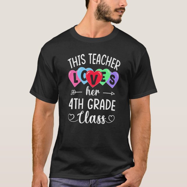 Camiseta THIS TEACHER LOVES HER 4TH GRADE CLASS Shirts Vale (Frente)
