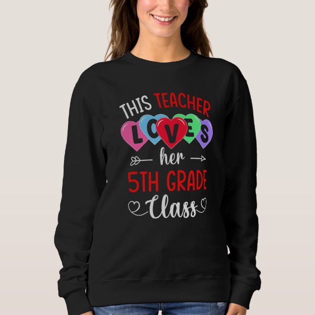 Camiseta THIS TEACHER LOVES HER 5TH GRADE CLASS Shirts Vale (Frente)