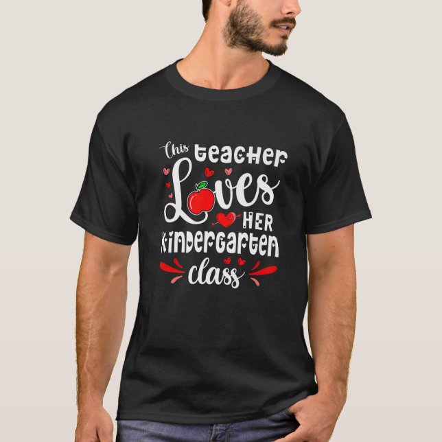 Camiseta This Teacher Loves Her Kindergarten Class Student (Frente)