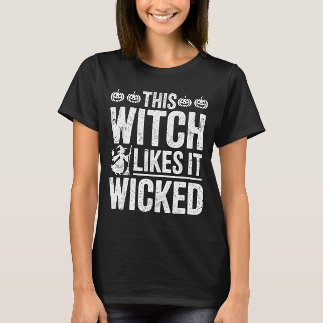 Camiseta This Witch Likes It Wicked Funny Halloween Broom  (Frente)