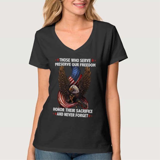 Camiseta Those Who Serve Preserve Our Freedom Honor Their S (Frente)