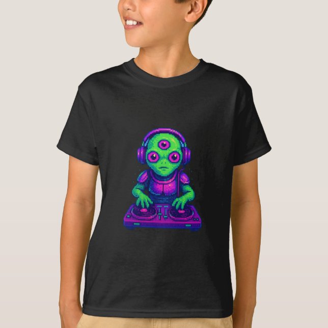 Camiseta Three-Eyed Alien DJ – Retro Pixel Beatmaster (Frente)