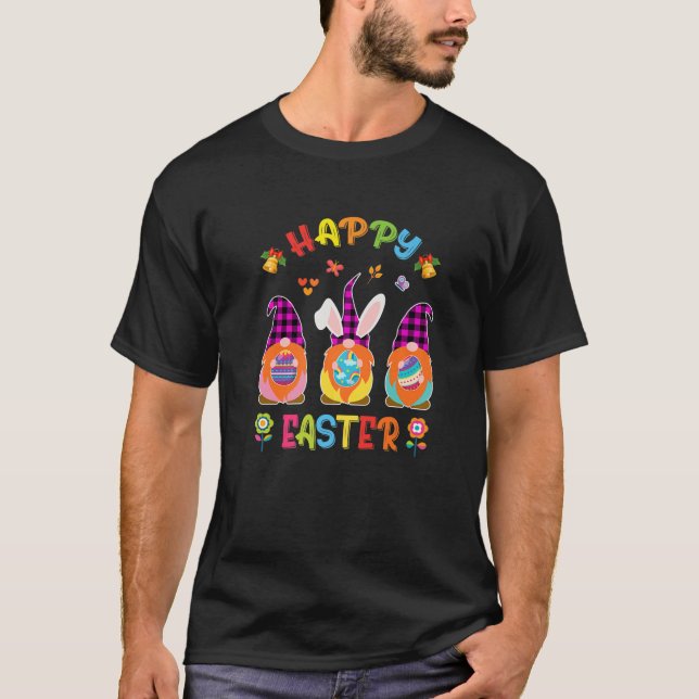 Camiseta Three Gnomes Bunny Holding Egg Happy Easter Day Me (Frente)