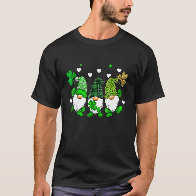 Camiseta Three Gnomes Holding Shamrock Leopard Plaid St Pat (Frente)