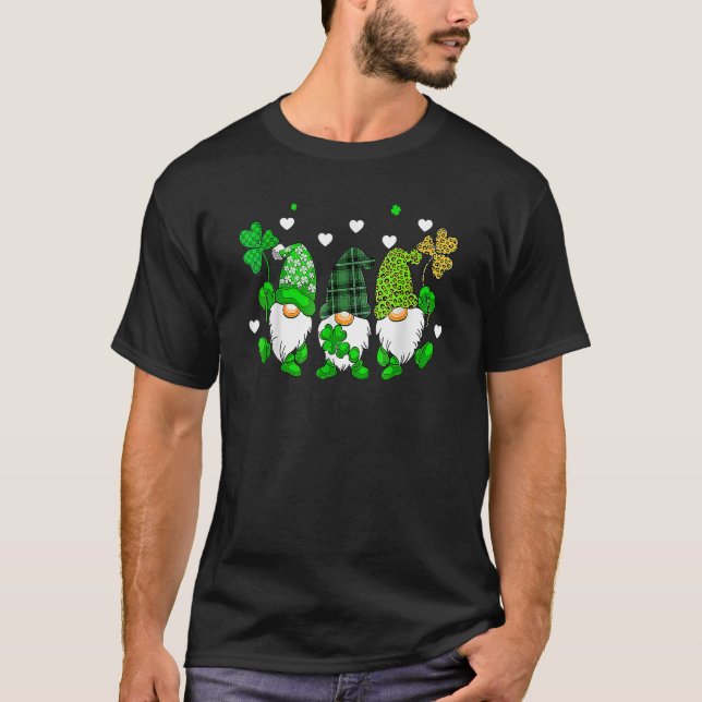 Camiseta Three Gnomes Holding Shamrock Leopard Plaid St Pat (Frente)