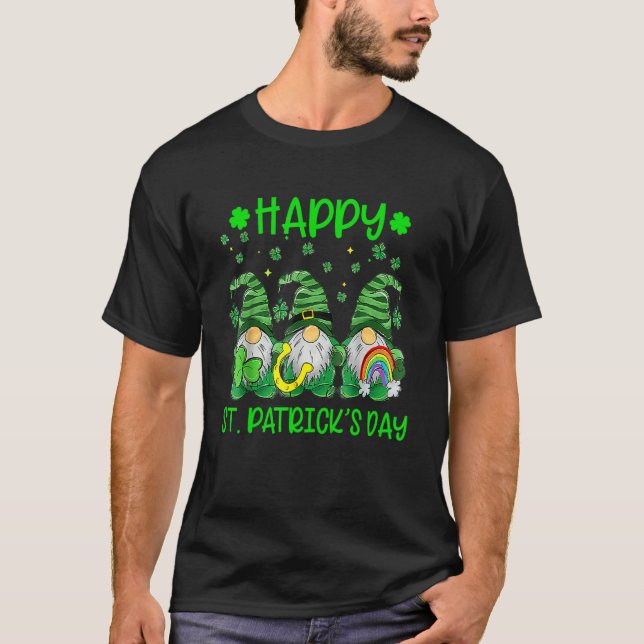 Camiseta Three Gnomes Holding Shamrock Leopard Plaid St Pat (Frente)