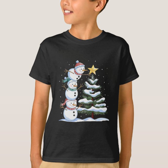Camiseta Three Snowmen Are Arranging A Christmas Tree Cute  (Frente)