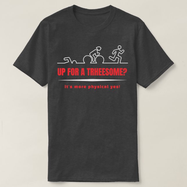 Camiseta Threesome Swim Bike Run Triathlon Funny Quote Desi (Frente do Design)