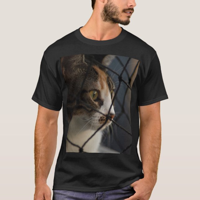 Camiseta Through the Net: A Calico Cat’s Contemplative View (Frente)