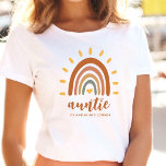 Camiseta Tia Nome Personalizado Boho Earth Tone Rainbow Sun<br><div class="desc">A camiseta do Sol Arco-Íris-Íris-Íris-Íris Boho-Terra é uma peça de roupa única e na moda que combina elementos boêmicos e terrestres com um sol-íris vibrante. Além do gráfico impressionante, a camiseta também pode ser personalizada com seu próprio nome e mensagem, fazer-a uma peça verdadeiramente personalizada. O nome será impresso em...</div>