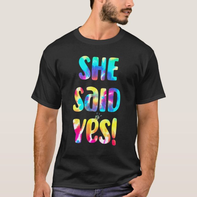 Camiseta Tie Dye Ele Perguntou Que Ela Disse Sim Casamento  (Frente)