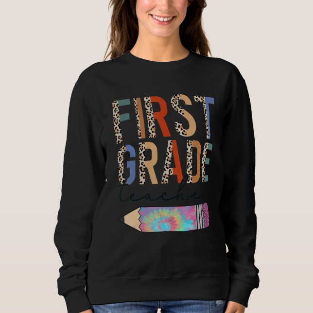 Camiseta Tie Dye First Grade Teacher Leopard Pencil Back To (Frente)