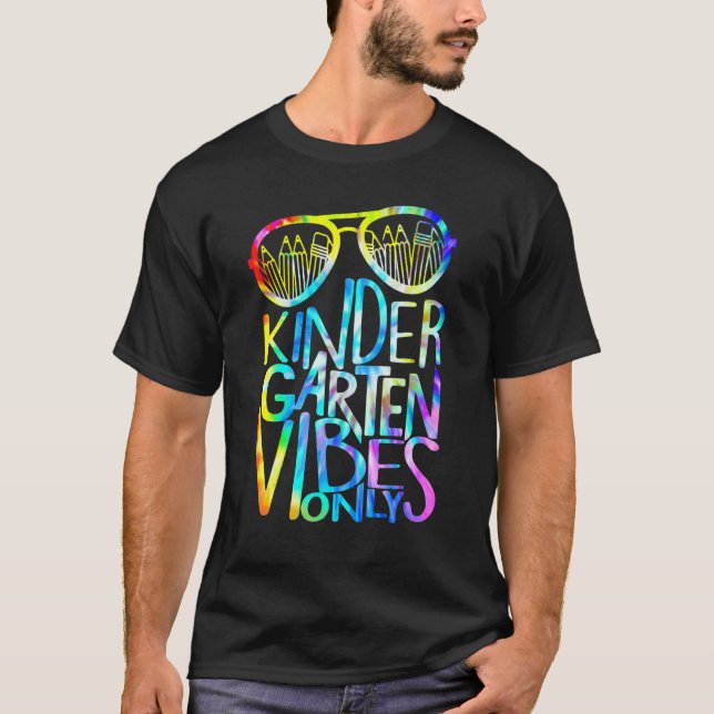 Camiseta Tie Dye Kindergarten Vibes Só Volta Ao Chá Escolar (Frente)