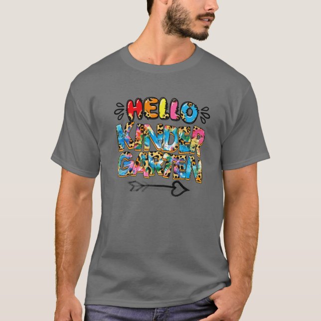 Camiseta Tie Dye Leopard Olá Jardim De Infância, De Volta À (Frente)