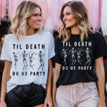 Camiseta Til Death Do Us Party Skeleton Festa de solteira<br><div class="desc">Solteiro esqueleto/festa de solteira de dança engraçada com o texto "até a morte nos festejar". Pegue um para todo o grupo.</div>