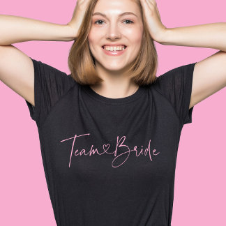 Camiseta Time da Noiva Coração Script Rosa Festa de Casamen