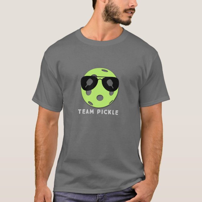 Camiseta TIME PICKLE (bola verde com óculos escuros) (Frente)