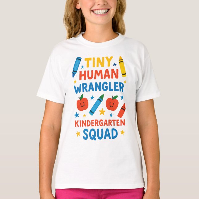 Camiseta Tiny Human Wrangler – Funny Kindergarten Squad Tea (Frente)