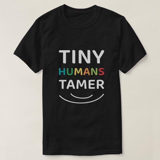 Camiseta Tiny Humans Tamer - Provedor de Cuidados de Dia (Frente do Design)